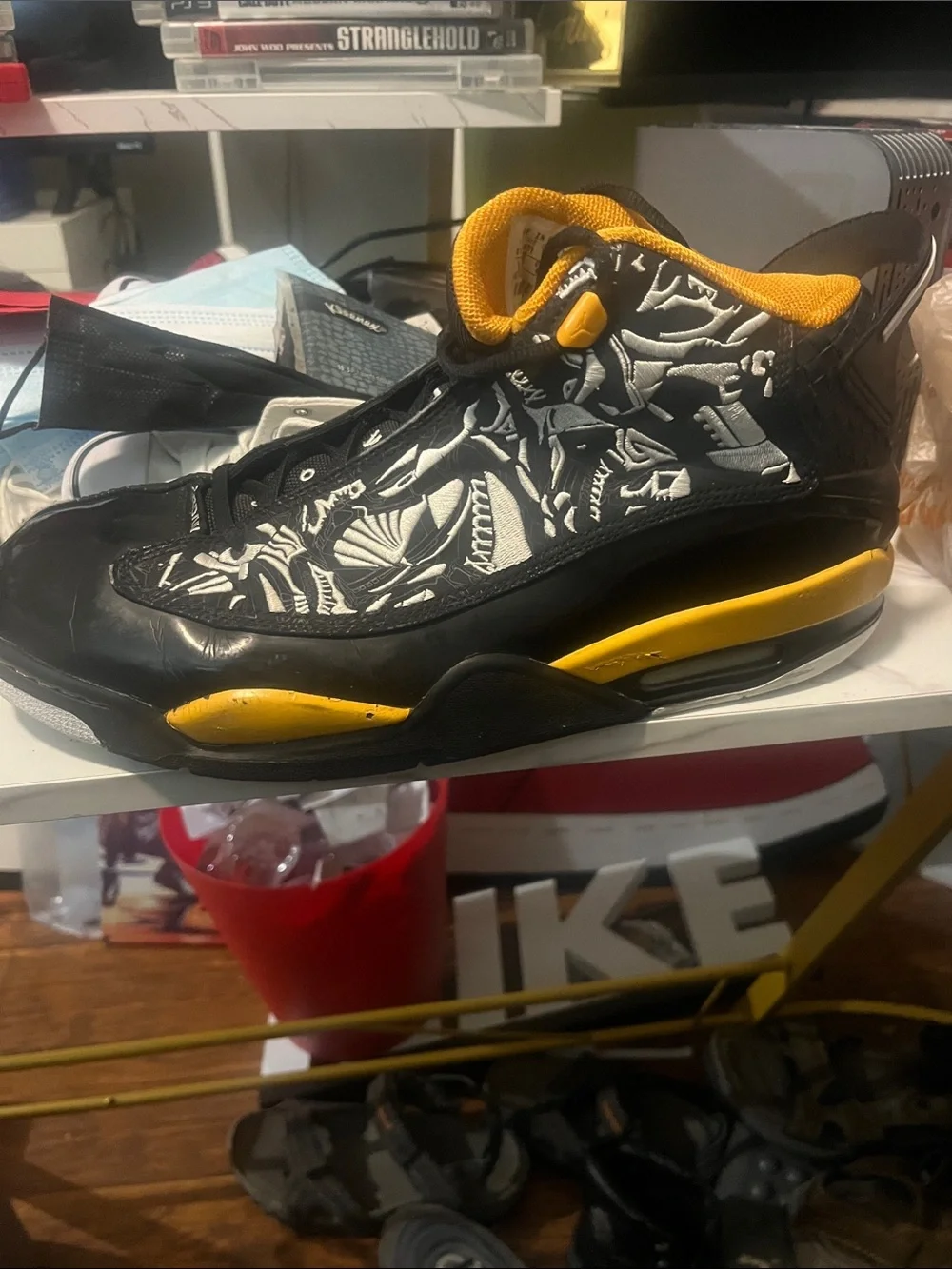 Vintage Dub Zero Jordan Men's Black and Yellow Athletic Shoes